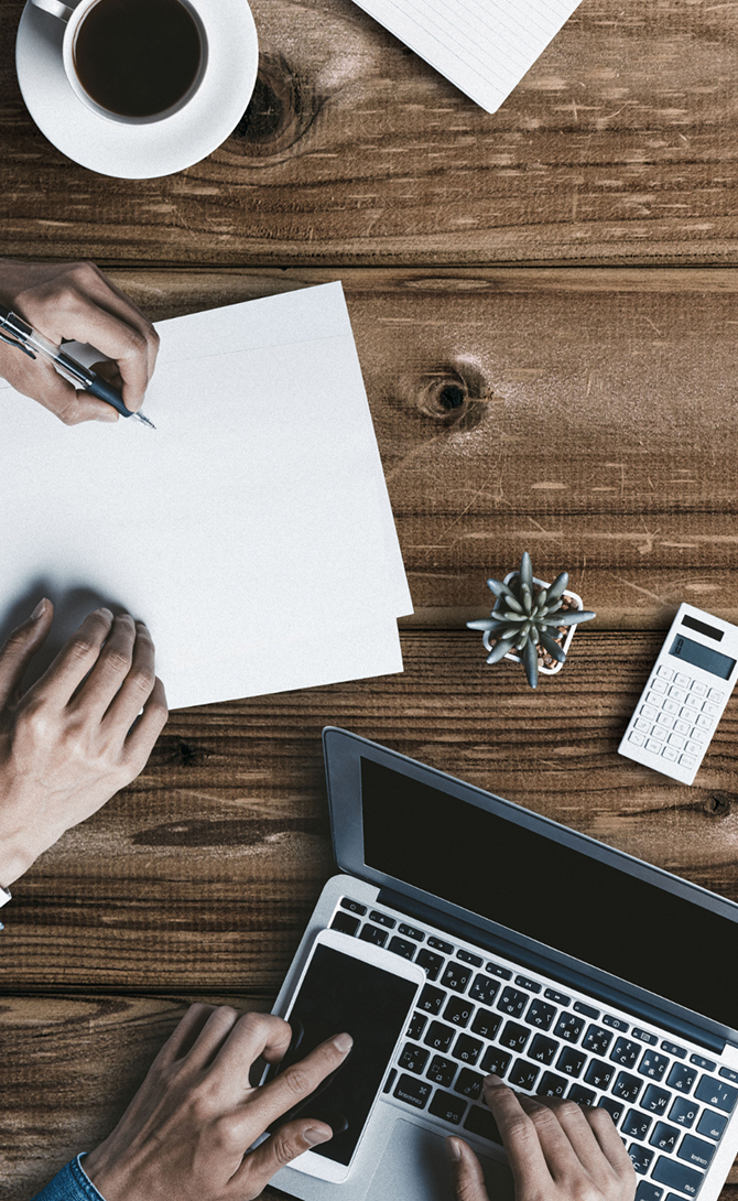 デスクの上で作業をする二人