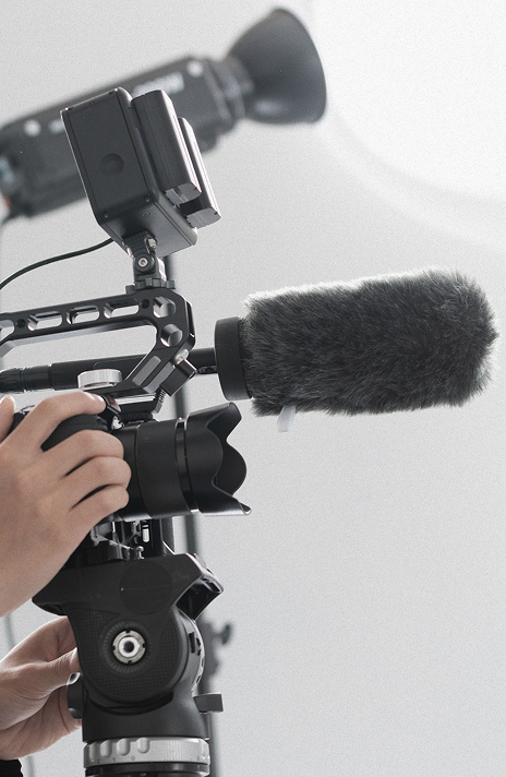 カメラを構える男性