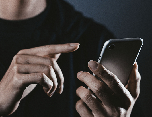 スマートフォンを操作する男性